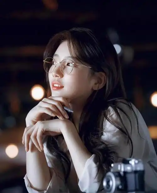 秀智的金丝眼镜造型不仅让人眼前一亮,更是在优雅中透露出一丝俏皮.
