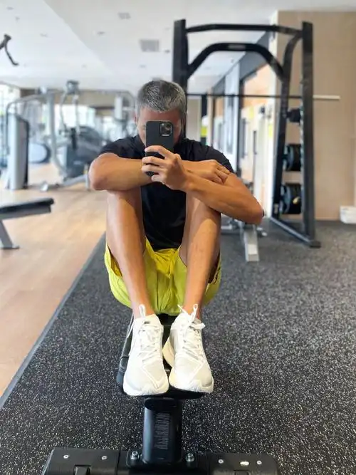 陈伟霆晒健身房银发寸头照迷之自拍角度仍难掩帅气