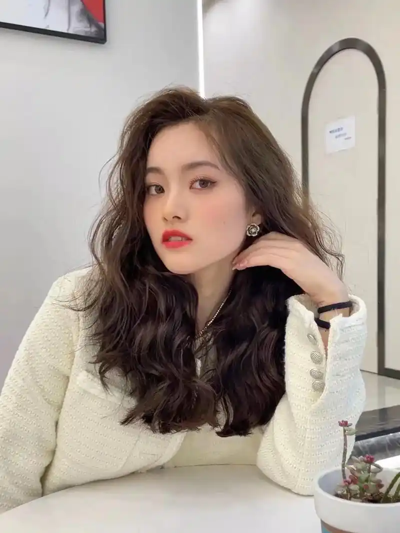 女生推荐烫发 法式慵懒烫 显脸小,中长发一定要尝 - 抖音