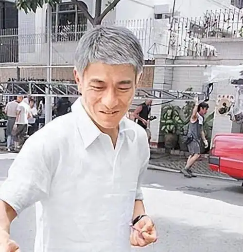 刘德华断崖式哀老白发苍苍似80岁老头网友泪目天王也老了