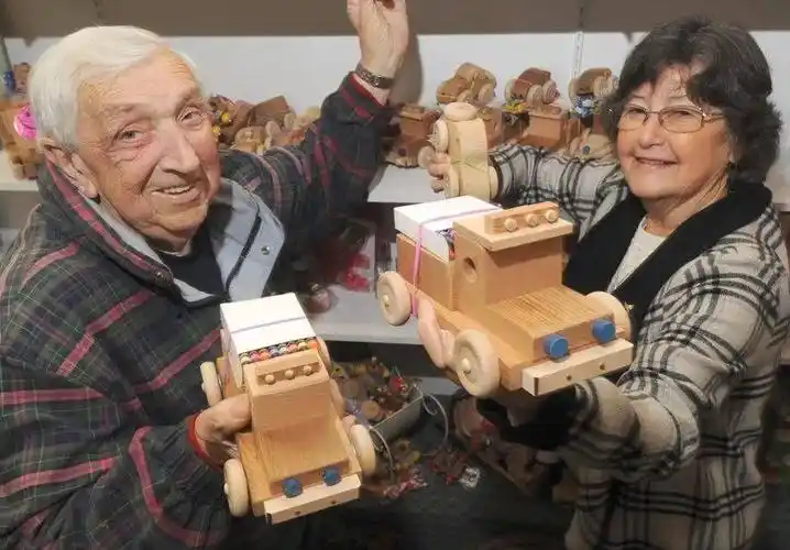 有人在大温抓到了活的圣诞老人90岁高龄老人展现玩具匠师精神