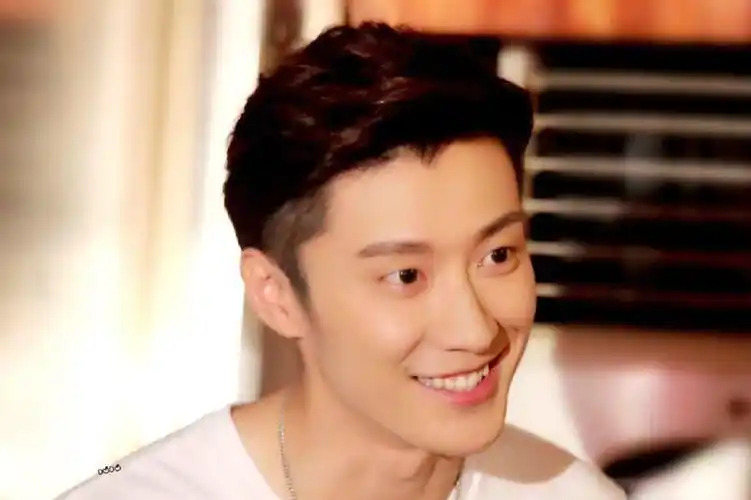 《巴黎》里的他画着烟熏妆,误认为乔任梁,那个爱粉色的kimi