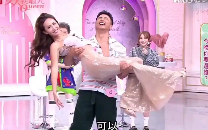 蔷蔷被猛男公主抱 深蹲,结果狂撩人家是怎么回事啦!