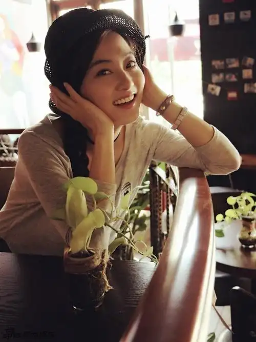 1 / 7 新浪娱乐讯 近日,台湾地区人气演员赵小侨现身北京某咖啡厅,在