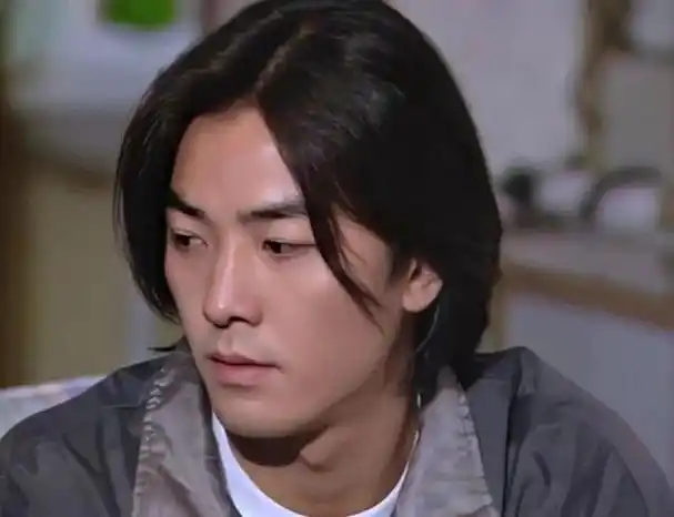 《天若有情》的鲁德培.然而,郑伊健的帅并不局限于此.