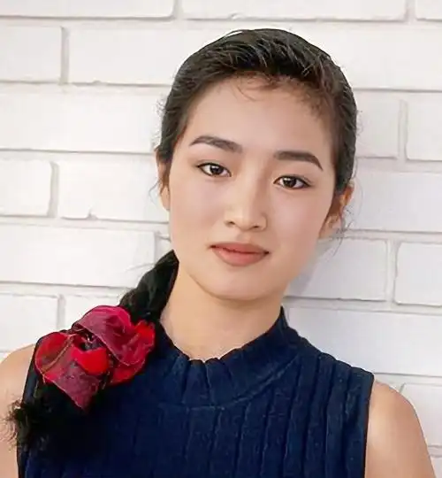 历代的谋女郎中,张艺谋合作过的的女艺人也都是天然美人,从初代的巩俐