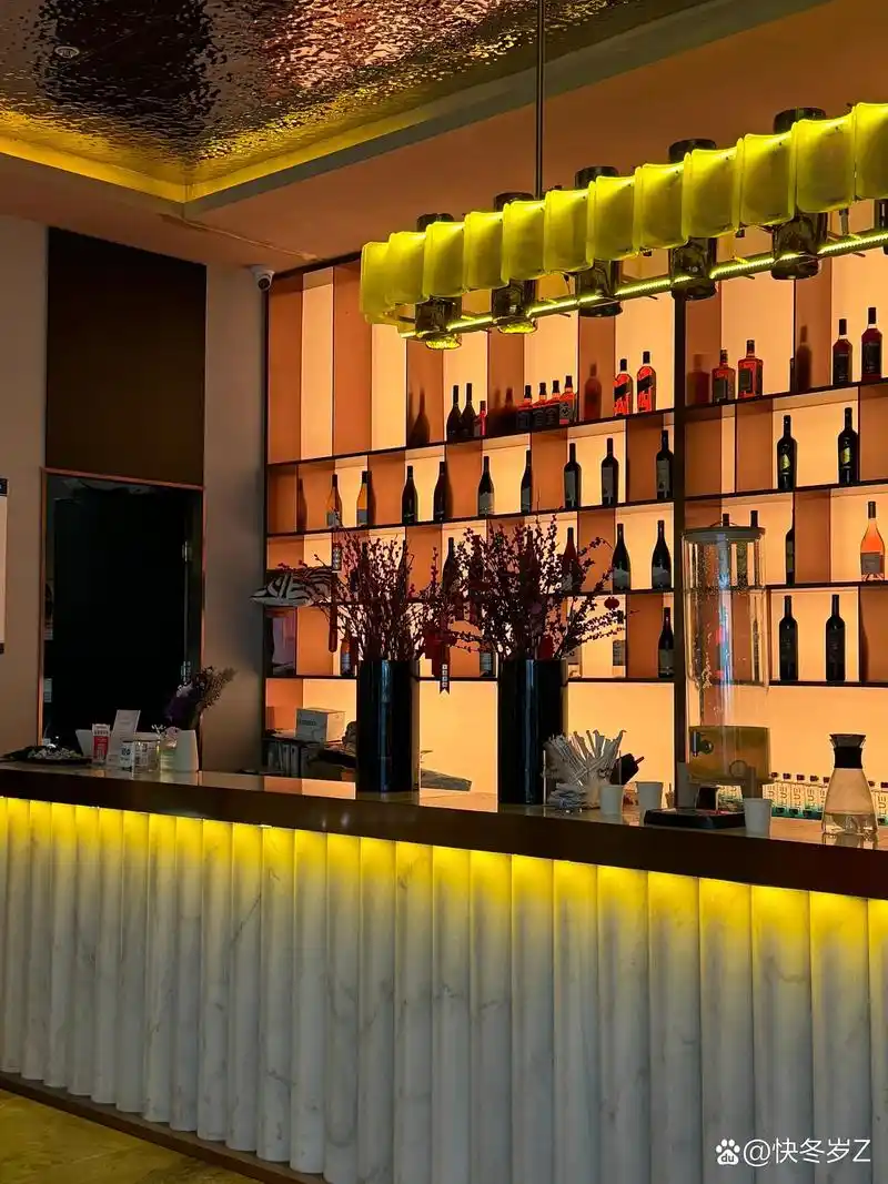 灯光下的酒吧台,美酒与鲜花相伴,生活的小确幸不过如此.
