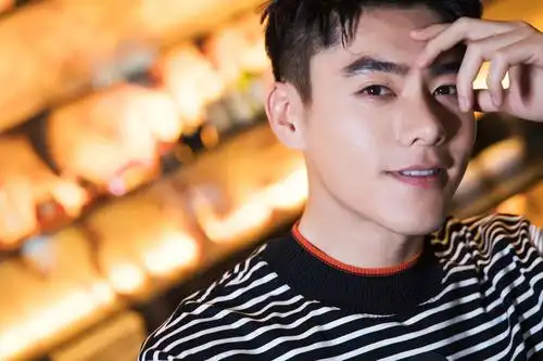 李程彬首穿合作款亮相活动新剧连轴爆不停