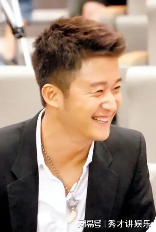 小胳膊小腿的吴京经常会因为那高强度的训练,被弄得遍体鳞伤,鼻青眼肿