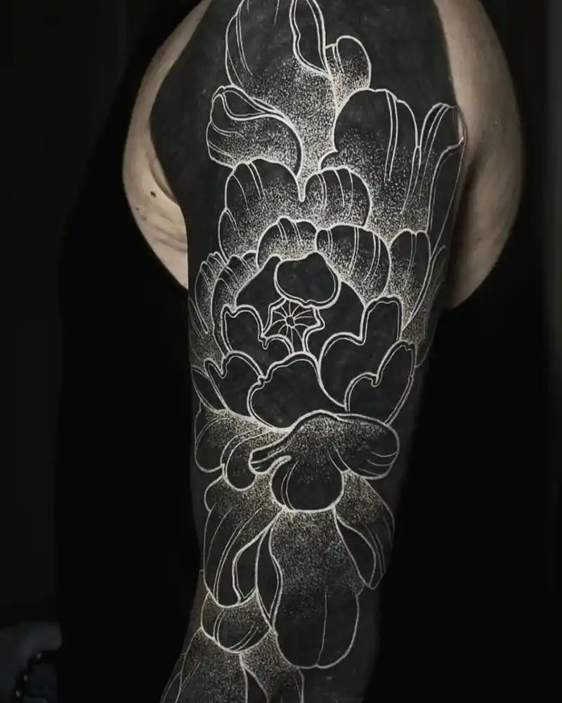 非黑即白,黑臂编 当一个旧纹身面积又大颜色又深难以修复的时候,刷黑