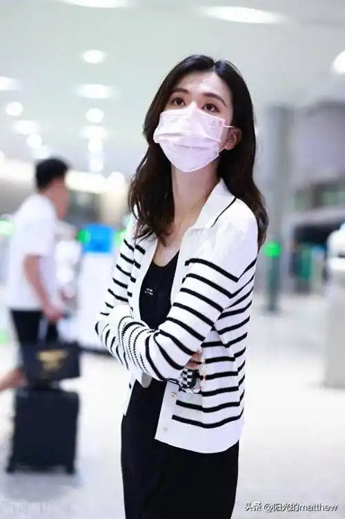 街拍:乔欣黑白条纹针织开衫 黑色背心裙 小脏鞋优雅大方