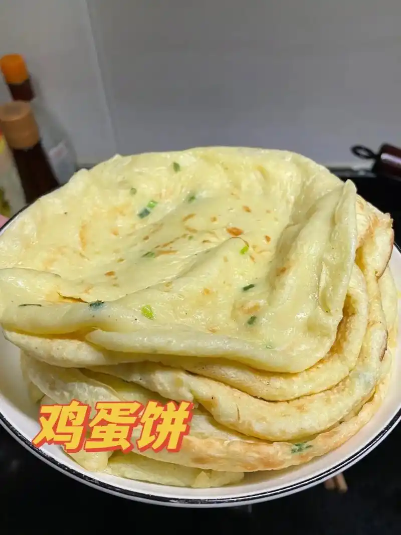 半夜煎的鸡蛋饼.做法非常简单,10分钟就能搞定!做法如下: - 抖音
