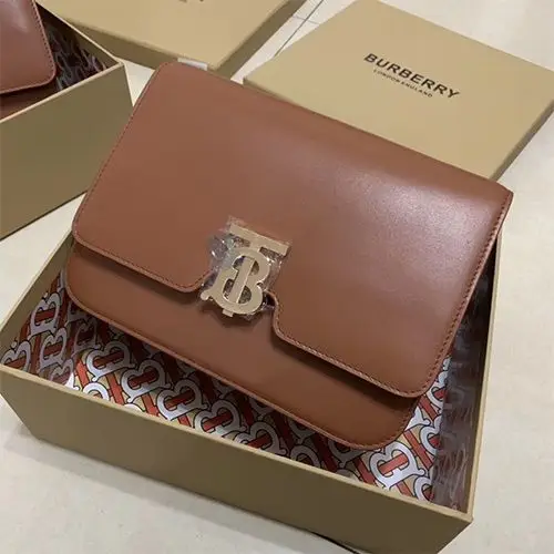 高仿巴宝莉包包纯原单,采用意大利进口原材料打造