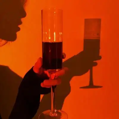 手握酒杯女生头像