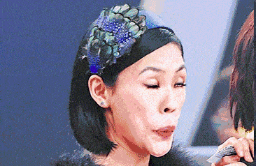 行走在表情包之间的艾米莉亚·克拉克,她就是一如既往的眉毛鼻子皱到