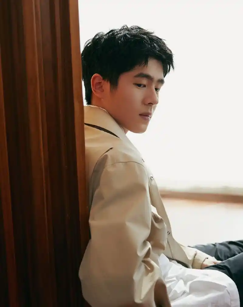 卡其色又土又丑显"老气"?那是你没有看到这么清爽帅气的刘昊然