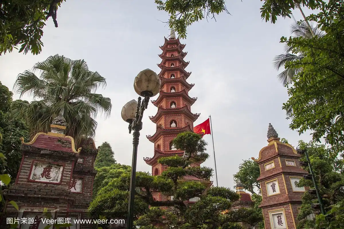 越南河内——陈国宝塔,坐落在一个小岛上——西湖中的金鱼岛