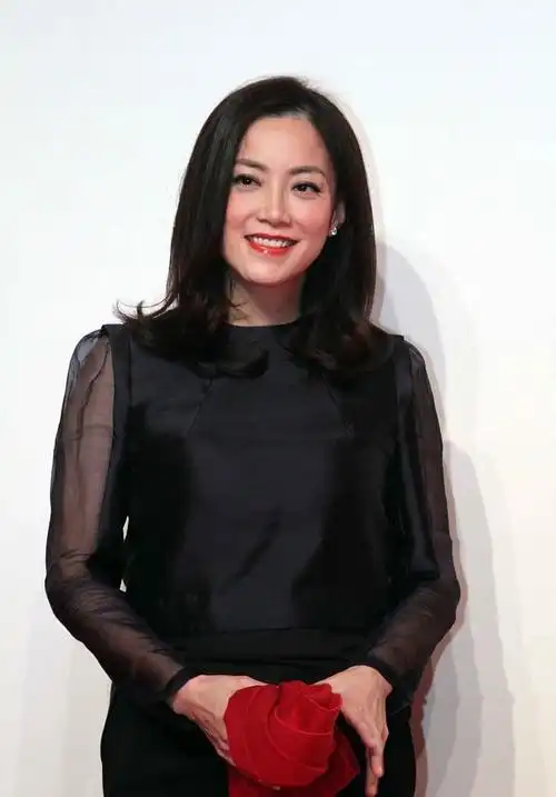 金牌经纪人"霍汶希"美得真气质,穿彩色雪纺衬衫,看上去好年轻