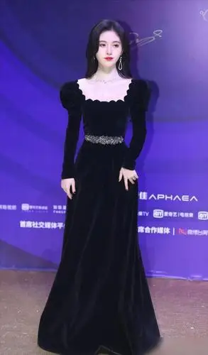 鞠婧祎美的不真实穿星空裙秒变迪士尼出逃公主太引人注意