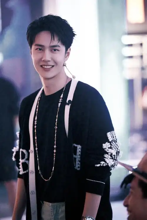 王一博现场吃狗粮,这个吃瓜表情像极了我!