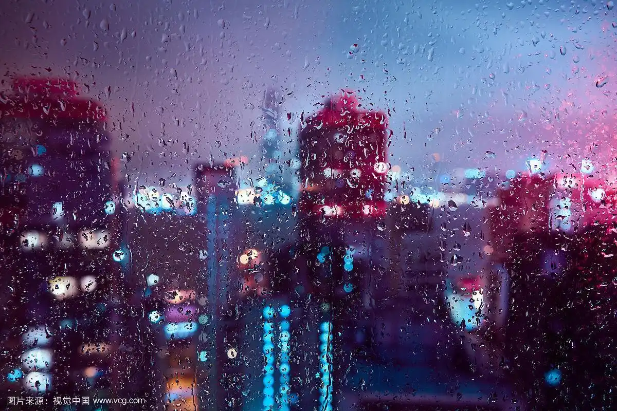雨天窗外城市夜景