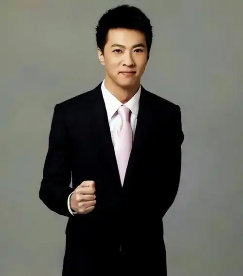 横跨央视1台和13台两个频道的爆火节目《朝闻天下》,在群众中有着不小