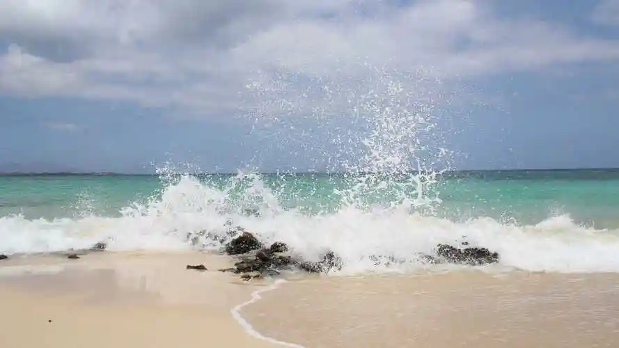 超清ins冷淡风壁纸蓝色系危险的海浪图片-风景壁纸 - 壁纸家