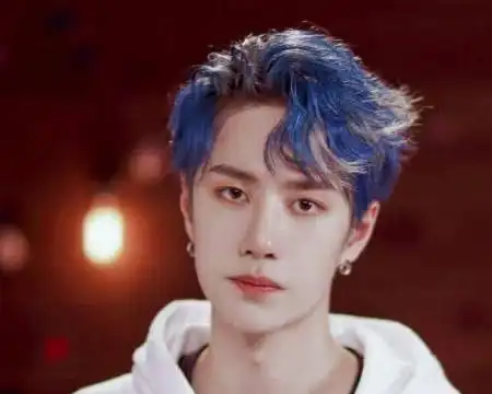 盘点王一博的头发颜色看到他的蓝色头发后网友爱上了