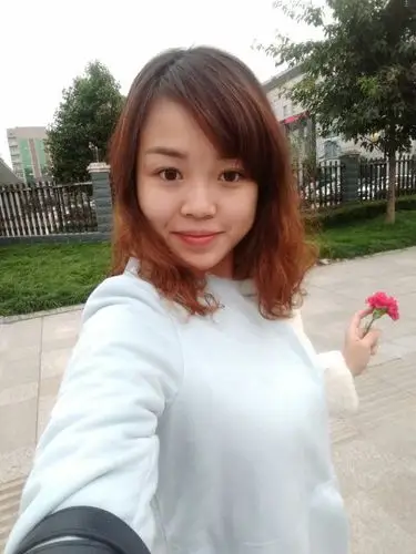 这个女孩子看起来朴素么?