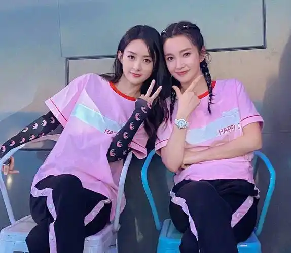 48岁李冰冰和赵丽颖同框,穿糖果色衬衣好显美,看不出相差十几岁_活力