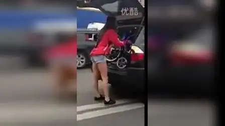 实拍拥堵高速路上女汉子当众淡定换衣,然后换单车而走