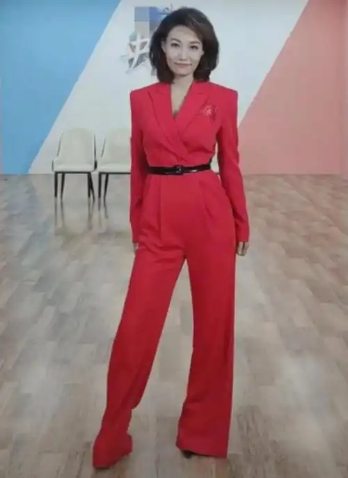 央视女主播李梓萌:风光背后也有泪,45岁大龄未婚成父母心病