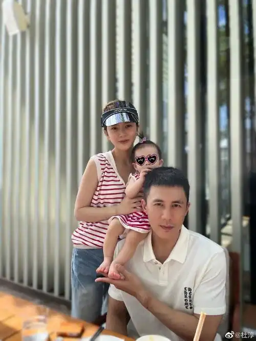 杜淳晒全家合照给大家拜年##杜淳晒全家福给大家拜年