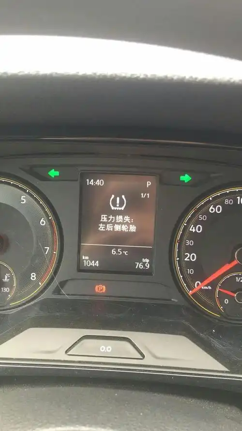 各位大神车开着开着突然轮胎报警仪表盘上面的胎压报警标志一直亮着问