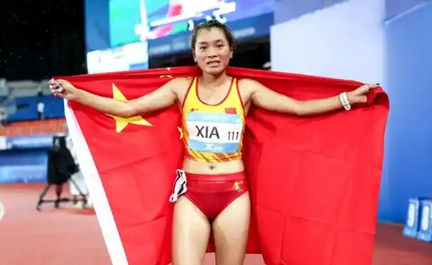 成都大运会上演了令人惊叹的一幕,才华横溢的年轻运动员夏雨雨以33分