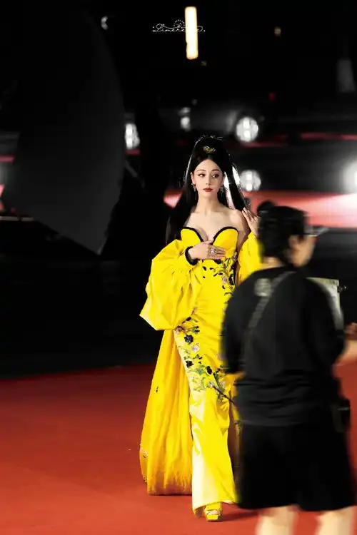 迪丽热巴花团锦簇复古造型##elle红毯