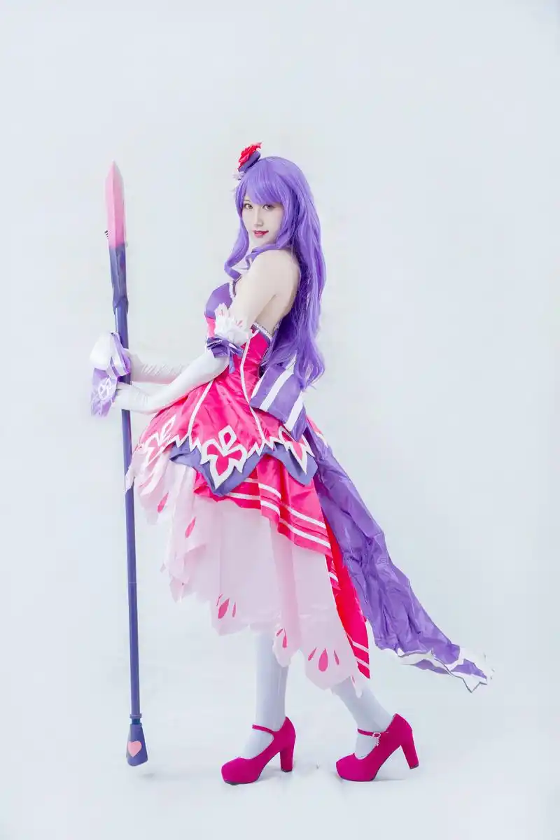 王者荣耀:超萌cos王昭君偶像歌手,这样眯着眼实在是太甜了啊!