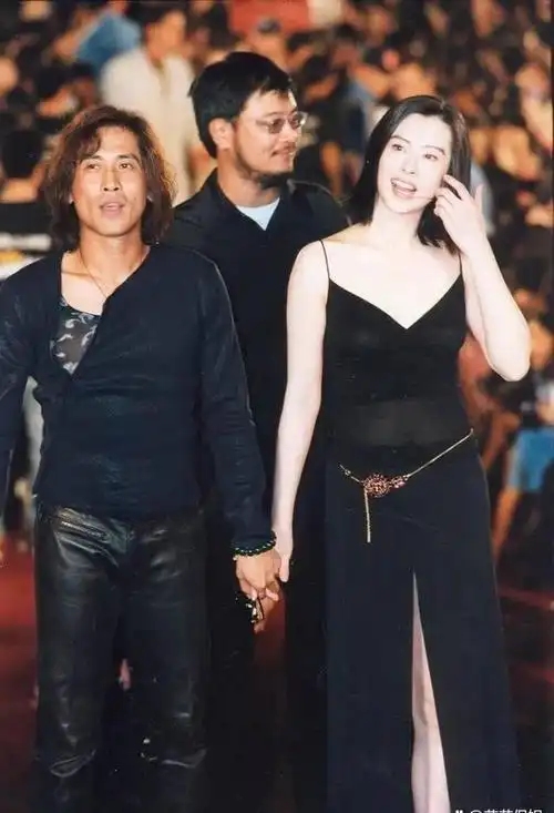 57岁王祖贤惊现大肚皮疑怀孕?曾被曝弃养聋哑私生女