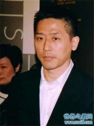 唐鹤德图片多年未变 与张国荣恋情依旧令人心疼