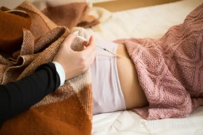 女人的注射器在孩子屁股制作注塑