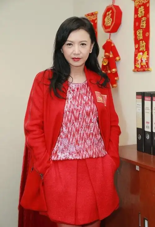 曾华倩穿小年轻不敢穿的超短裙一身大红真亮眼气质优雅身材好