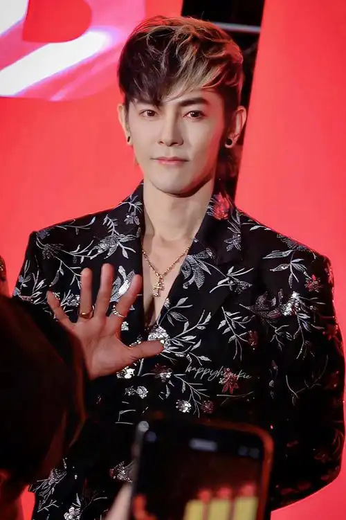 42岁的汪东城出席活动,腹肌,胸肌线条超级漂亮,网友们惊叹状态