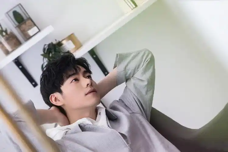 李程彬帅气英伦风写真图片