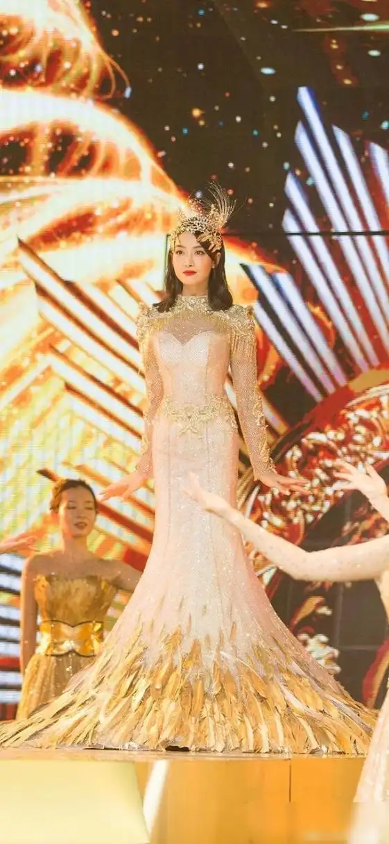 宋茜金鹰女神造型,身材很好,礼服内衬有些厚重