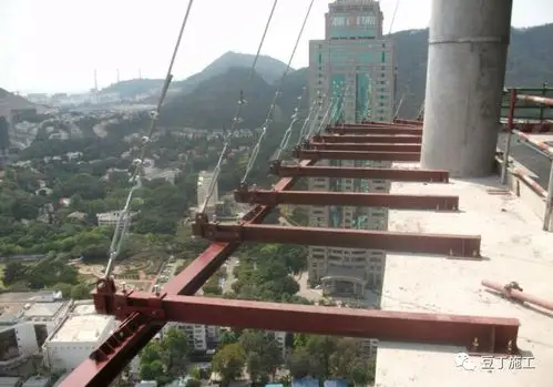 行走小车在工字钢下翼缘进行来回行走,实现单元幕墙块体的运输与安装