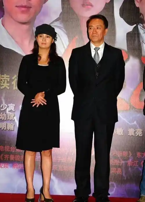 李幼斌的三婚娇妻穿着低调难掩优雅气质,一脸旺夫相,娶到宝了