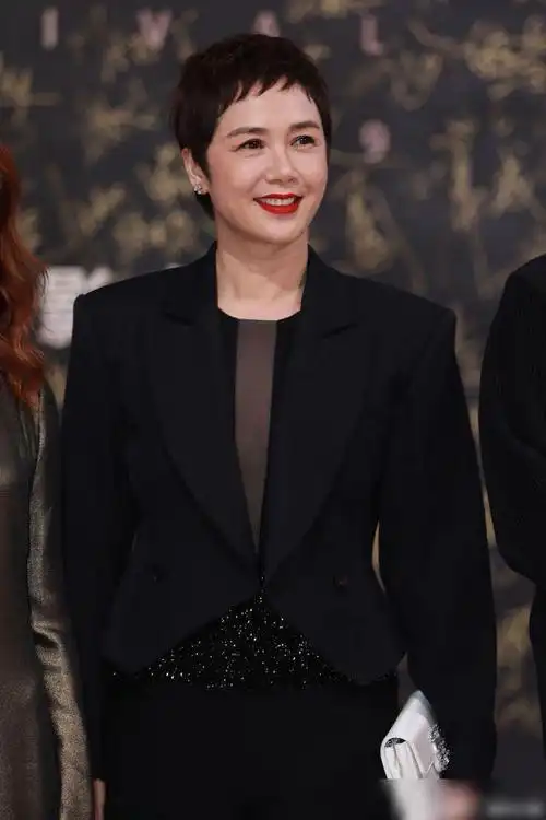 50岁蒋雯丽短发西装造型气场十足却被颈纹暴露年龄