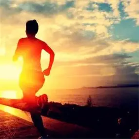 一个人在拼搏奔跑图片 向着阳光奔跑的图片