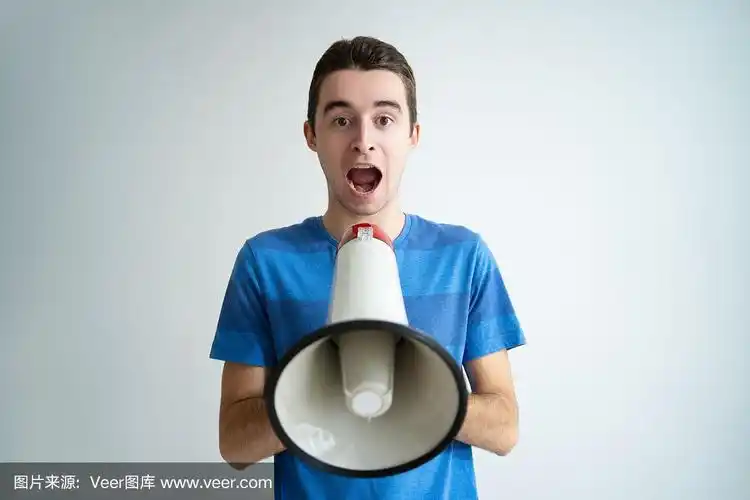 激动的人拿着扩音器大声喊叫