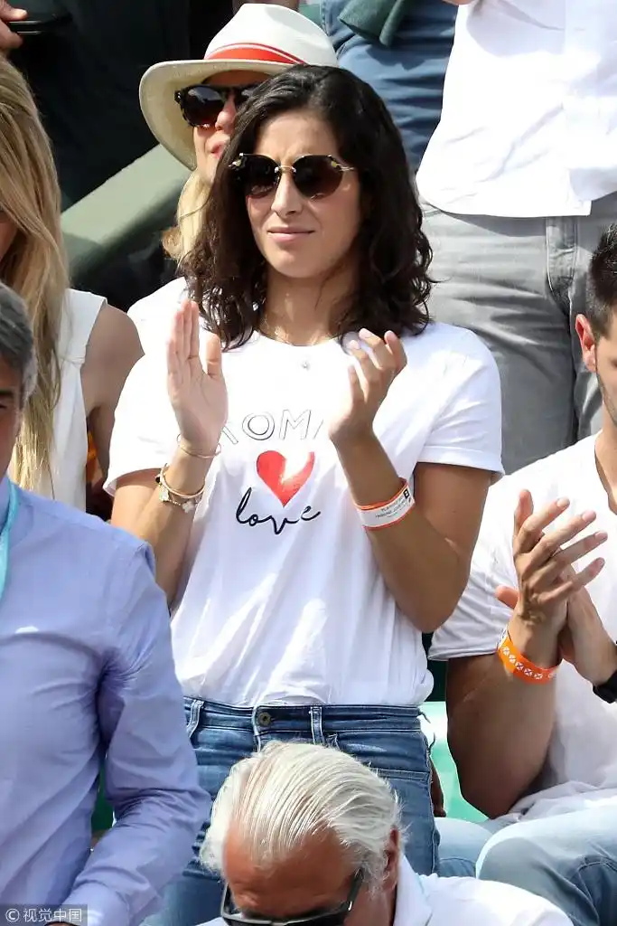 纳达尔女友低调现身观战